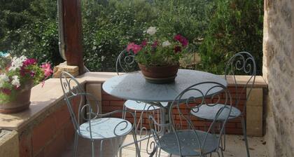 GĂźte dans maison en pierre, avec piscine, Ă la campagne, proche Villefranche.