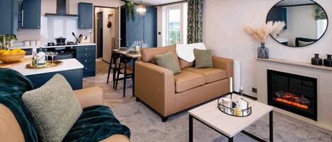 TV connectée, cheminée, chaîne hi-fi