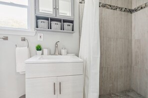 Dusche, Haartrockner, Handtücher