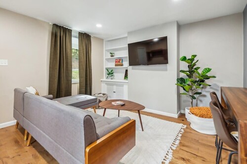 Family Friendly 3-BR Bungalow near Attractions