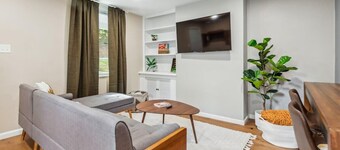 Family Friendly 3-BR Bungalow near Attractions