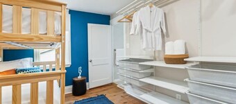 Family Friendly 3-BR Bungalow near Attractions
