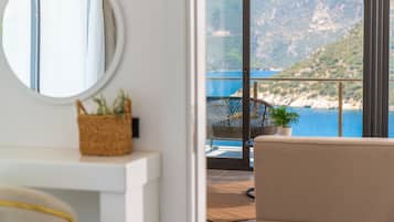 Deluxe Suite | Egyptian cotton sheets, premium bedding, desk, blackout drapes