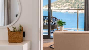 Deluxe Suite | Egyptian cotton sheets, premium bedding, desk, blackout drapes