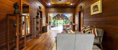 Coin salon dans le hall