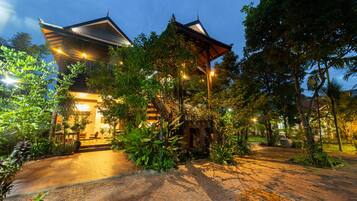 Deluxe Double Room, 1 King Bed, Garden View | Premium bedding, pillow-top beds, minibar, in-room safe