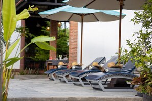 Utendørsbasseng, bassengparasoller og solsenger