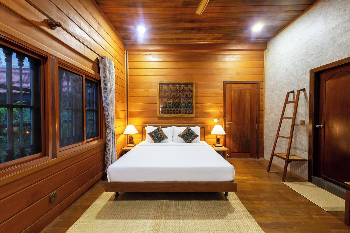 Seprai premium, bantalan ekstra lembut, minibar, dan brankas
