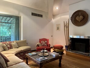 Smart TV, fireplace, books - Terrace Apartment w/firepit inside 4 acre park with Pool, 5m from Treviso (Villorba)