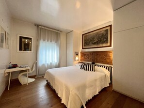 3 bedrooms, desk, iron/ironing board, free WiFi - Terrace Apartment w/firepit inside 4 acre park with Pool, 5m from Treviso (Villorba)