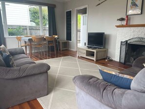 Televisión y chimenea 