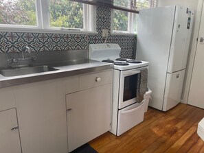 Refrigerador, microondas, horno y tetera eléctrica 