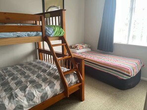 2 habitaciones, tabla de planchar con plancha, cuna de viaje y wifi 