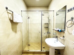Dype avslapningsbadekar, toalettartikler (inkludert) og hårføner