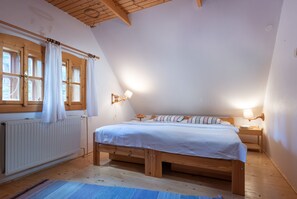 3 bedrooms, iron/ironing board, WiFi, bed sheets