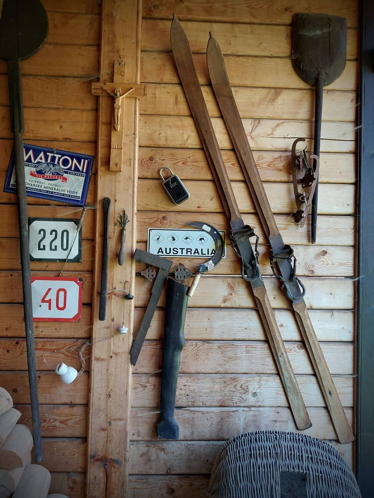 Pared de madera con esquíes, bastones de esquí y un cartel que dice "AUSTRALIA".