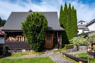 Traditional cozy cottage in Tatras w/firepit, super close to great hiking trails