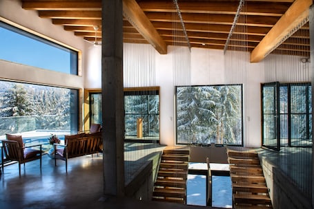 Chalet | Dining. Veranda 4M Property