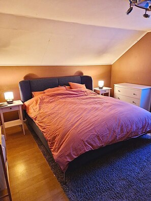 2 chambres, fer et planche à repasser, Wi-Fi gratuit, draps fournis
