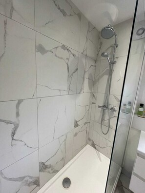 Basic Apartment, 1 Double Bed | Bathroom | Shower, towels, soap, shampoo - Contemporary 1BD Flat W/balcony - Stoke Newington! (London)