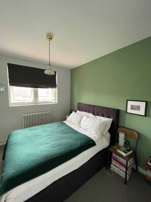 Apartament bàsic, 1 llit doble | 1 dormitori, planxa i posts de planxar i roba de llit