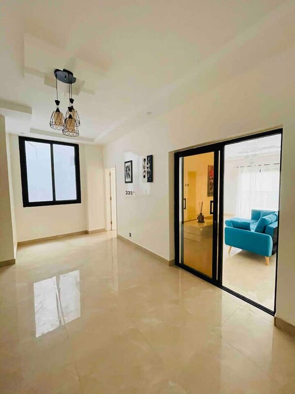 Rum - 1 sovrum - utsikt mot staden | Interiör