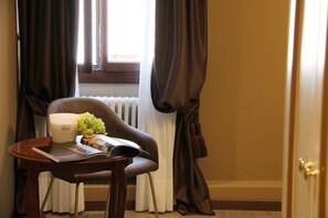 Rom – deluxe, kanalutsikt | Sengetøy av topp kvalitet, dundyner, memory foam-senger og minibar