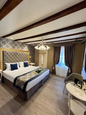 Kamar Deluks, pemandangan kanal | Seprai premium, selimut bulu angsa, busa memori, dan minibar