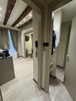 Executive Apartment, Canal View | Living area | Flat-screen TV, Netflix, streaming services - Cà dell'Arte Palace (Venice)