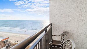 Un balcón con vista a la playa y al océano.