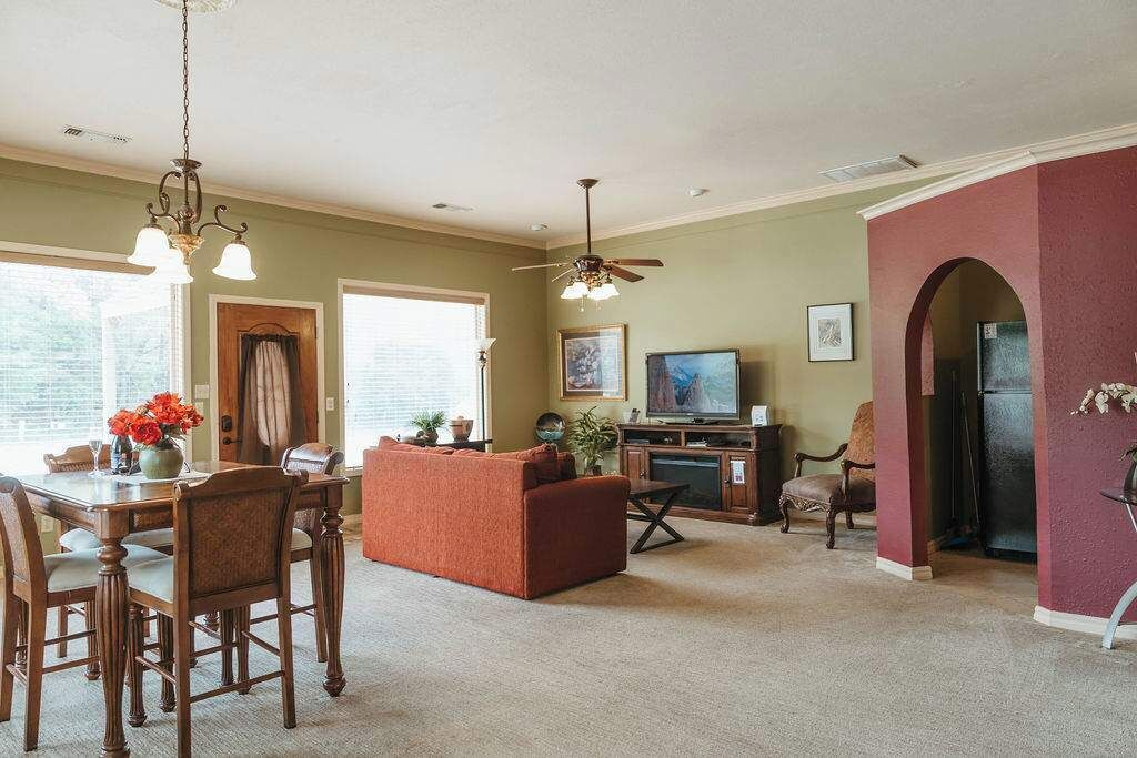 Televisio, takka, työhuone