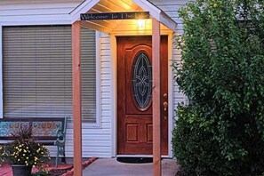 Exterior detail - Hot Tub, Indoor Jetted Tub, Lake View, & Kitchen (Eureka Springs)