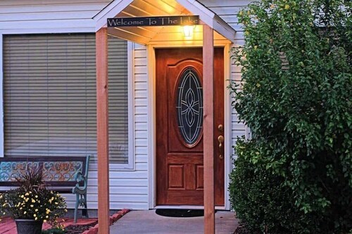 Hot Tub, Indoor Jetted Tub, Lake View, & Kitchen