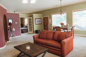 Télévision, cheminée, espaces bureaux