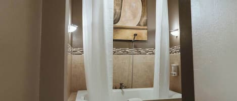 Douche, sĂšche-cheveux, serviettes fournies, shampoing
