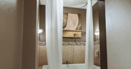 Hot Tub, Indoor Jetted Tub, Lake View, & Kitchen