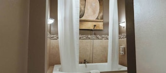 Hot Tub, Indoor Jetted Tub, Lake View, & Kitchen