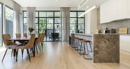 Stunning 4-bedroom House in Quiet Malvern East