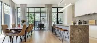 Stunning 4-bedroom House in Quiet Malvern East