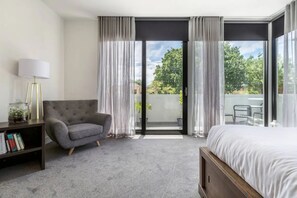 Casa básica, várias camas | 4 quartos, espaço de trabalho para notebook