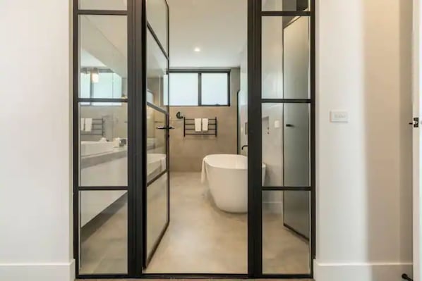 Basic-Haus, Mehrere Betten | Badezimmer | Haartrockner, Handtücher, Seife, Shampoo