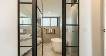 Stunning 4-bedroom House in Quiet Malvern East