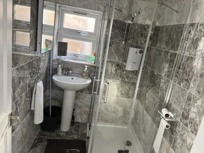 Studio | Bathroom - Remarkable 1-bed Outhouse Studio in Dagenham (Dagenham)