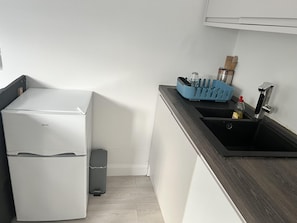 Studio | Yksityinen keittiö | Jääkaappi, mikroaaltouuni, liesi, vedenkeitin