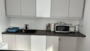 Studio | Eigene Küche | Kühlschrank, Mikrowelle, Herdplatte, Wasserkocher
