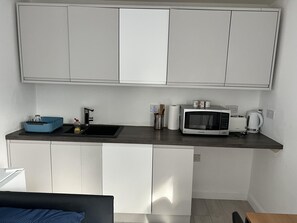 スタジオ | 専用キッチン | 冷蔵庫、電子レンジ、コンロ、電気ポット