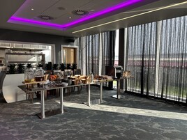 Daily cooked-to-order breakfast (GBP 15 per person)