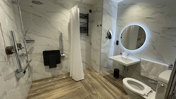 Accessible Room, No windows | Banheiro | Chuveiro, secador de cabelo, roupões de banho, chinelos