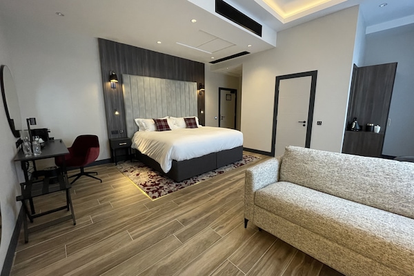 Plaza Executive | Kaliteli yatak takımı, odada kasa, masa, güneşlik/perde