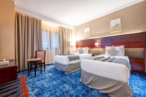 Caja de seguridad en la habitación y escritorio 